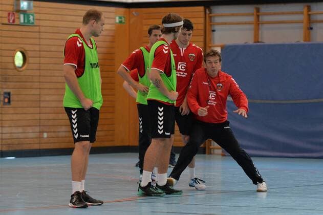 Handball, Herren, 1. Bundesliga, Saison 2018 19, Training Füchse Berlin, Paul Drux (Nr. 95, Füchse Berlin), Jacob Tandrup Holm (Nr. 6, Füchse Berlin), Kevin Struck (Nr. 7, Füchse Berlin), Cheftrainer Velimir Petkovic (Füchse Berlin), 18.09.18, Copyright: xMichaelxHundtx xMatthiasxKochx