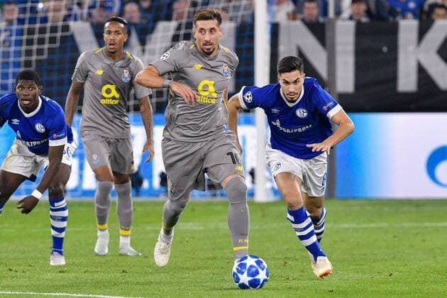 GER, CL, FC Schalke 04 vs FC Porto 18.09.2018, Veltins-Arena, Gelsenkirchen, GER, CL, FC Schalke 04 vs FC Porto, DFL regulations prohibit any use of photographs as image sequences and or quasi-video im Bild v. li. im Zweikampf Hector Herrera ( 16, FC Porto) Suat Serdar ( 8, FC Schalke 04)