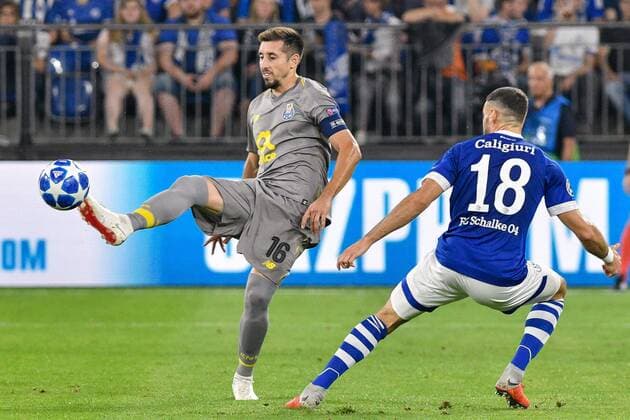 GER, CL, FC Schalke 04 vs FC Porto 18.09.2018, Veltins-Arena, Gelsenkirchen, GER, CL, FC Schalke 04 vs FC Porto, DFL regulations prohibit any use of photographs as image sequences and or quasi-video im Bild Hector Herrera ( 16, FC Porto) Daniel Caligiuri ( 18, FC Schalke 04)