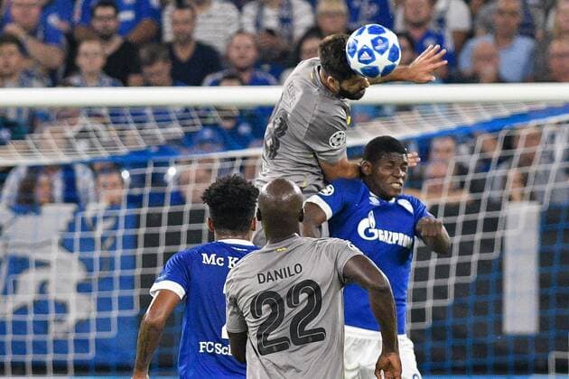 GER, CL, FC Schalke 04 vs FC Porto 18.09.2018, Veltins-Arena, Gelsenkirchen, GER, CL, FC Schalke 04 vs FC Porto, DFL regulations prohibit any use of photographs as image sequences and or quasi-video im Bild Kopfball Kopfballduell Felipe Monteiro ( 28, FC Porto) Breel Embolo ( 36, FC Schalke 04)