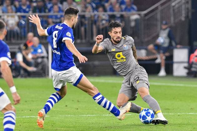 GER, CL, FC Schalke 04 vs FC Porto 18.09.2018, Veltins-Arena, Gelsenkirchen, GER, CL, FC Schalke 04 vs FC Porto, DFL regulations prohibit any use of photographs as image sequences and or quasi-video im Bild v. li. im Zweikampf Suat Serdar ( 8, FC Schalke 04) Alex Telles ( 13, FC Porto)