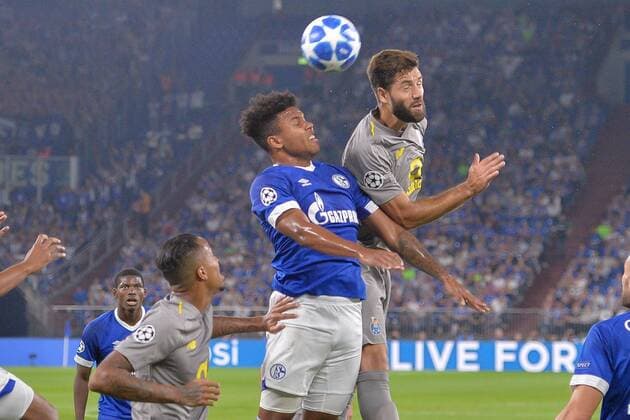 GER, CL, FC Schalke 04 vs FC Porto 18.09.2018, Veltins-Arena, Gelsenkirchen, GER, CL, FC Schalke 04 vs FC Porto, DFL regulations prohibit any use of photographs as image sequences and or quasi-video im Bild Kopfball Kopfballduell Weston McKennie ( 2, FC Schalke 04) Felipe Monteiro ( 28, FC Porto)