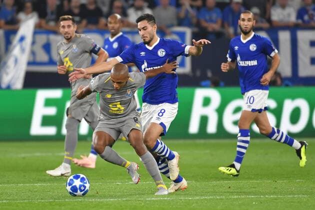 GER, FC Schalke 04 (GER) vs. FC Porto (POR) 18. 09.2018, Veltins Arena, Gelsenkirchen, Championsleque, Vorrunde, GER, FC Schalke 04 (GER) vs. FC Porto (POR), DFL regulations prohibit any use of photographs as image sequences and or quasi-video im Bild picture shows: Yacine Brahimi (FC Porto 8), im Zweikampf gegen Suat Serder (FC Schalke 04 8),