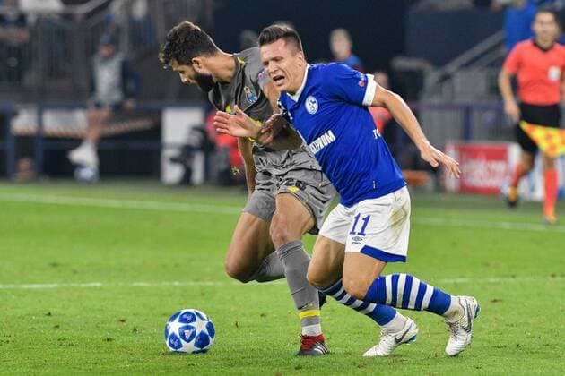 GER, CL, FC Schalke 04 vs FC Porto 18.09.2018, Veltins-Arena, Gelsenkirchen, GER, CL, FC Schalke 04 vs FC Porto, DFL regulations prohibit any use of photographs as image sequences and or quasi-video im Bild v. li. im Zweikampf Adrian ( 20, FC Porto) Yevhen Konoplyanka ( 11, FC Schalke 04)