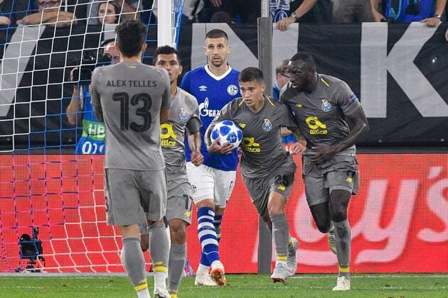 GER, CL, FC Schalke 04 vs FC Porto 18.09.2018, Veltins-Arena, Gelsenkirchen, GER, CL, FC Schalke 04 vs FC Porto, DFL regulations prohibit any use of photographs as image sequences and or quasi-video im Bild Otavio ( 25, FC Porto) mi. jubelt nach seinem Tor zum 1:1 mit Jesus Corona ( 17, FC Porto) re.