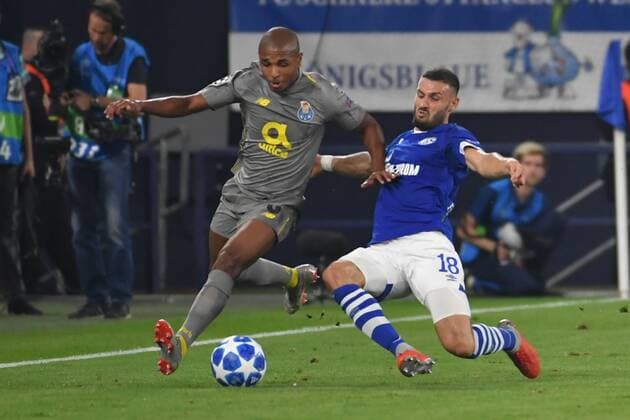 GER, FC Schalke 04 (GER) vs. FC Porto (POR) 18. 09.2018, Veltins Arena, Gelsenkirchen, Championsleque, Vorrunde, GER, FC Schalke 04 (GER) vs. FC Porto (POR), DFL regulations prohibit any use of photographs as image sequences and or quasi-video im Bild picture shows: Maxi Pereira (FC Porto 2), im Zweikampf gegen Daniel Caligiuri (FC Schalke 18),