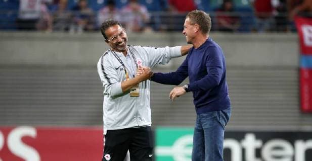 Sport Bilder des Tages RB Leipzig - Salzburg Fussball Euro League Leipzig, 20.09.2018, Red Bull Arena, Fussball, UEFA EURO EM Europameisterschaft Fussball League , Gruppe B, 1.Spieltag, Hinspiel , RB Leipzig vs. FC Salzburg , Im Bild; Vor dem Spiel; Salzburgs Intergrationsmanager Mustapha Mesloub und Cheftrainer Ralf Rangnick (RB Leipzig). , Gemäß den Vorgaben der UEFA ist es untersagt, in dem Stadion und oder vom Spiel angefertigte Fotoaufnahmen in Form von Sequenzbildern und oder videoähnlichen Fotostrecken zu verwerten bzw. verwerten zu lassen. ,