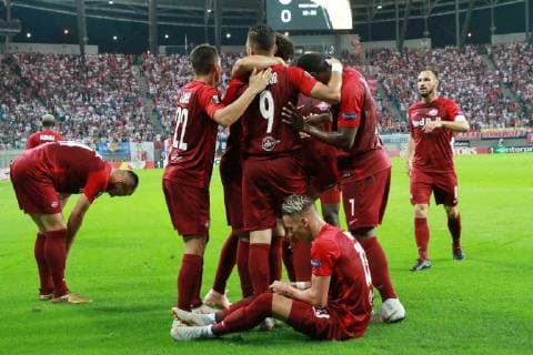 RB Leipzig - Salzburg Fussball Euro League Leipzig, 20.09.2018, Red Bull Arena, Fussball, UEFA EURO EM Europameisterschaft Fussball League , Gruppe B, 1.Spieltag, Hinspiel , RB Leipzig vs. FC Salzburg , Im Bild; Tor für FC Salzburg. Munas Dabbur (9, Salzburg) erzielt den Treffer zum 0:1 und jubelt mit den Teamkollegen. , Gemäß den Vorgaben der UEFA ist es untersagt, in dem Stadion und oder vom Spiel angefertigte Fotoaufnahmen in Form von Sequenzbildern und oder videoähnlichen Fotostrecken zu verwerten bzw. verwerten zu lassen. ,