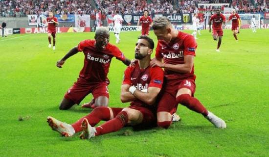 RB Leipzig - Salzburg Fussball Euro League Leipzig, 20.09.2018, Red Bull Arena, Fussball, UEFA EURO EM Europameisterschaft Fussball League , Gruppe B, 1.Spieltag, Hinspiel , RB Leipzig vs. FC Salzburg , Im Bild; Tor für FC Salzburg. Munas Dabbur (9, Salzburg) erzielt den Treffer zum 0:1 und jubelt mit den Teamkollegen Amadou Haidara (4, Salzburg) und Hannes Wolf (13, Salzburg). , Gemäß den Vorgaben der UEFA ist es untersagt, in dem Stadion und oder vom Spiel angefertigte Fotoaufnahmen in Form von Sequenzbildern und oder videoähnlichen Fotostrecken zu verwerten bzw. verwerten zu lassen. ,