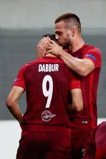 Sport Bilder des Tages 20.09.2018, xtgx, Fussball UEFA Europa League, RB Leipzig - FC Salzburg emspor, v.l. Hannes Wolf (Salzburg, 13) küsst munas dabbur (salzburg) auf den kopf, Jubel, Torjubel, jubelt über das Tor, celebrate the goal, celebration (DFL DFB REGULATIONS PROHIBIT ANY USE OF PHOTOGRAPHS as IMAGE SEQUENCES and or QUASI-VIDEO) Leipzig