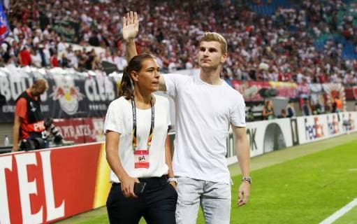 RB Leipzig - Salzburg Fussball Euro League Leipzig, 20.09.2018, Red Bull Arena, Fussball, UEFA Europa League , RB Leipzig (GER) vs. FC Salzburg (AUT) , Im Bild: RBL Medienbetreuerin Silva Salaender und Timo Werner (11, RB Leipzig, z.Z. verletzt). , UEFA Êregulations prohibit any use of photographs as image sequences and or quasi-video. ,