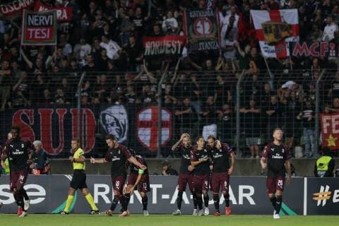 Fussball Europa League 2018 - 2019 20.09.2018, Fussball Europa League, UEFA Europa League, 2018-2019, Gruppenphase, Gruppe F, Spieltag 1, Luxemburg, Stade Josy Barthel, Luxemburg (LUX) - F91 Dudelange, Düdelingen, AC Mailand, Milan, AC Milan (ITA) vl: Gonzalo Higuain (AC Mailand, Milan 9) jubelt, freut sich, zeigt Emotionen, celebrates, shows emotions 1-0 mit Jose Mauri (AC Mailand, Milan 4) und Samu Castillejo (AC Mailand, Milan 7)