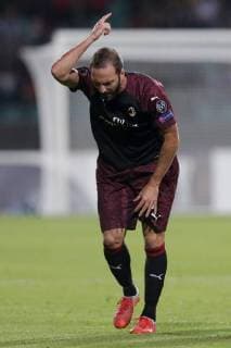 Gonzalo Higuain (AC Mailand, Milan 9) regt sich auf, wuetend, aufgebracht, meckert, fordert Gelb nach Foul 20.09.2018 Fussball Europa League, Gruppenphase, Saison 2018-2019 20.09.2018 LUX, EL, F91 Düdelingen - AC Mailand (ITA) (Dudelange - Milano, Milan) Stade Josy Barthel, Luxemburg