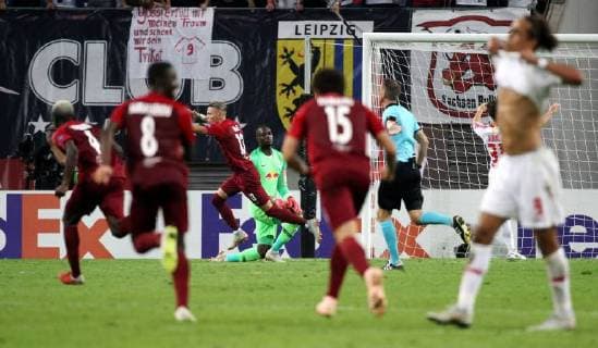 GER, Europa League, Gruppen B, RasenBallsport Leipzig vs Besiktas Istanbul 20.09.18 , Leipzig, Red Bull Arena, GER, Saison 2018 2019, UEFA Europa League, Gruppe B, 1.Spieltag von 6 RasenBallsport Leipzig vs FC Red Bull Salzburg im Bild Torwart Yvon Mvogo und Yussuf Poulsen (Leipzig) enttäuscht nach dem Tor zum 2:3 , Salzburg jubelt nach dem Tor durch Frederik Gulbrandsen DFL regulations prohibit any use of photographs as image sequences and or quasi-video