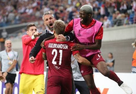 RB Leipzig - Salzburg Fussball Euro League Leipzig, 20.09.2018, Red Bull Arena, Fussball, UEFA Europa League , RB Leipzig (GER) vs. FC Salzburg (AUT) 2:3 (0:2) , Im Bild: Salzburger Torjubel. V.l.: Trainer Marco Rose (Salzburg), Siegtorschütze Fredrik Gulbrandsen (21, Salzburg) und Jerome Onguene (6, Salzburg). , UEFA Êregulations prohibit any use of photographs as image sequences and or quasi-video. ,