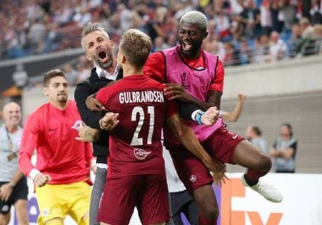 RB Leipzig - Salzburg Fussball Euro League Leipzig, 20.09.2018, Red Bull Arena, Fussball, UEFA Europa League , RB Leipzig (GER) vs. FC Salzburg (AUT) 2:3 (0:2) , Im Bild: Salzburger Torjubel. V.l.: Trainer Marco Rose (Salzburg), Siegtorschütze Fredrik Gulbrandsen (21, Salzburg) und Jerome Onguene (6, Salzburg). , UEFA Êregulations prohibit any use of photographs as image sequences and or quasi-video. ,