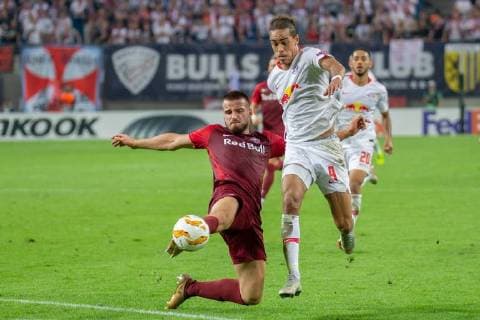 v.li.: Marin Pongracic (Salzburg, 34), Yussuf Poulsen (RB Leipzig, 9); Zweikampf, Duell, Aktion, action, Fussball, UEFA Europa League, RB Leipzig - FC Salzburg,