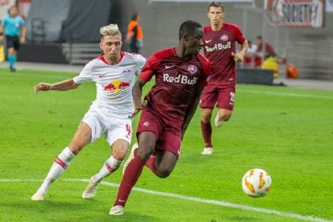 v.li.: Kevin Kampl (RB Leipzig, 44), Diadie Samassekou (Salzburg, 8); Zweikampf, Duell, Aktion, action, Fussball, UEFA Europa League, RB Leipzig - FC Salzburg,