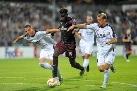 Tiemoue Bakayoko, AC Milan- 14, mir Tom Schnell, F91 Dudelange- 5, und Dominik Stolz, F91 Dudelange- 10, beim Europa League Spiel zwischen dem F 91 Dudelange, Luxemburg und dem AC Mailand, Italien, am 20.09.18, F 91 Dudelange, Luxemburg vs AC Mailand, Italien, Europa League, Luxemburg Copyright: xEIBNER PeterxFranzx EP_PFZ