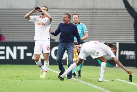 RB Leipzig - Salzburg Fussball Euro League Leipzig, 20.09.2018, Red Bull Arena, Fussball, UEFA Europa League , RB Leipzig (GER) vs. FC Salzburg (AUT) 2:3 (0:2) , Im Bild v.l.: Stefan Ilsanker (13, RB Leipzig), Cheftrainer Ralf Rangnick (RB Leipzig) und Yussuf Poulsen (9, RB Leipzig) , UEFA Êregulations prohibit any use of photographs as image sequences and or quasi-video. ,