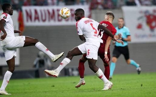 RB Leipzig - Salzburg Fussball Euro League Leipzig, 20.09.2018, Red Bull Arena, Fussball, UEFA Europa League , RB Leipzig (GER) vs. FC Salzburg (AUT) 2:3 (0:2) , Im Bild v.l.: Ibrahima KonatŽ Konate (6, RB Leipzig), Dayot Upamecano (5, RB Leipzig) und Hannes Wolf (13, Salzburg). Wolf leitet den Ball mit der Hacke weiter. , UEFA Êregulations prohibit any use of photographs as image sequences and or quasi-video. ,