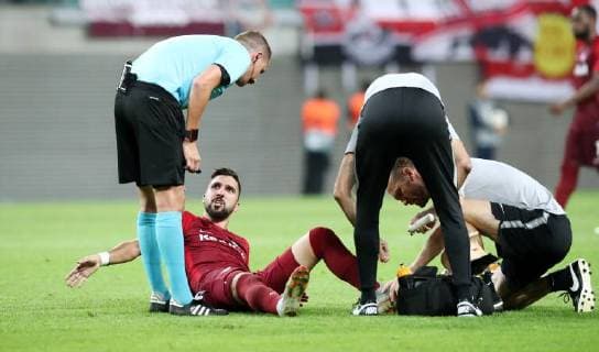 RB Leipzig - Salzburg Fussball Euro League Leipzig, 20.09.2018, Red Bull Arena, Fussball, UEFA Europa League , RB Leipzig (GER) vs. FC Salzburg (AUT) 2:3 (0:2) , Im Bild: Behandlungspause, Munas Dabbur (9, Salzburg) verletzt am Boden. , UEFA Êregulations prohibit any use of photographs as image sequences and or quasi-video. ,