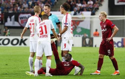 RB Leipzig - Salzburg Fussball Euro League Leipzig, 20.09.2018, Red Bull Arena, Fussball, UEFA Europa League , RB Leipzig (GER) vs. FC Salzburg (AUT) 2:3 (0:2) , Im Bild v.l.: Diego Demme (31, RB Leipzig) hilft Diadie SamassŽkou (8, Salzburg). , UEFA Êregulations prohibit any use of photographs as image sequences and or quasi-video. ,