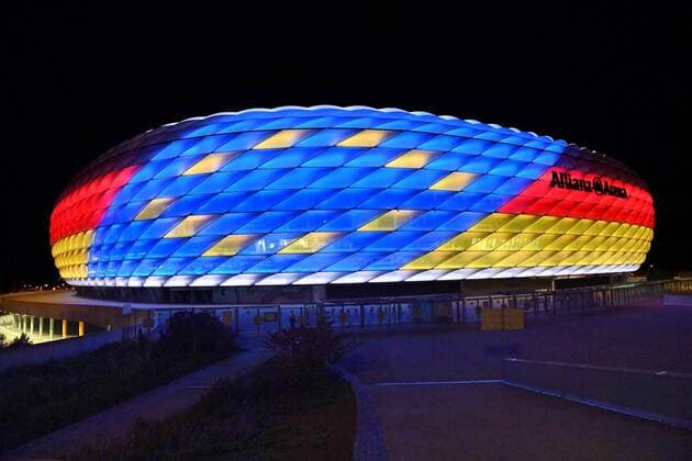 Sonderbeleuchtung der ALLIANZ ARENA. Der FC Bayern Muenchen und die Bundesliga unterstuetzen die Bewerbung um die Ausrichtung der UEFA EURO EM Europameisterschaft Fussball 2024. Fussball Arena,Fussballstadion,Stadion,FC Bayern Muenchen,Nachtaufnahme, Abendhimmel,Nachthimmel, beleuchtet,Licht,Stimmung,Abendstimmung,Uebersicht,Totale,Architektur.