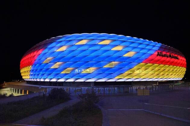 Sonderbeleuchtung der ALLIANZ ARENA. Der FC Bayern Muenchen und die Bundesliga unterstuetzen die Bewerbung um die Ausrichtung der UEFA EURO EM Europameisterschaft Fussball 2024. Fussball Arena,Fussballstadion,Stadion,FC Bayern Muenchen,Nachtaufnahme, Abendhimmel,Nachthimmel, beleuchtet,Licht,Stimmung,Abendstimmung,Uebersicht,Totale,Architektur.