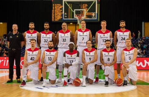 Basketball Leipzig 16.09.2018 European Qualifier World Cup Qualifier Deutschland (GER) - Israel (ISR) Team Deutschland Mannschaftsfoto stehen vlnr.: Henrik Rödl (Deutschland, Bundestrainer) Roll Roedl Danilo Barthel (Deutschland, No.22) Johannes Thiemann (Deutschland, No.32) Maik Zirbes (Deutschland, No.33) Johannes Voigtmann (Deutschland, No.07) Robin Benzing (Deutschland, No.12) Maximilian Kleber (Deutschland, No.24) vorne vlnr.: Andreas Obst (Deutschland, No.42) Bastian Doreth (Deutschland, No.13) Dennis Schröder Schroeder (Deutschland, No.17) Schröder Karsten Tadda (Deutschland, No.09) Ismet Akpinar (Deutschland, No.08) Nils Giffey (Deutschland, No.05)
