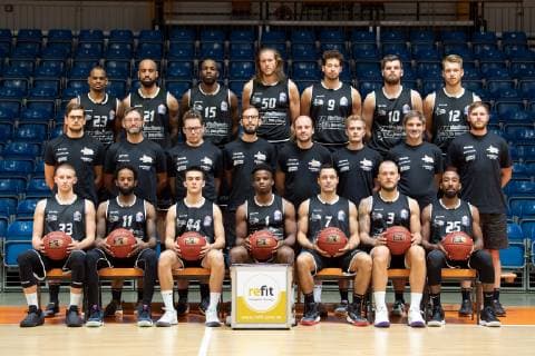Fotoshooting easycredit BBL Science City Jena Team Saison 2018 2019 mittlere Reihe v.li. Co Trainer Felix Beck, Athletiktrainer Rico May, Co Trainer Stephan Frost, Cheftrainer Björn Harmsen, Trainer 2. Mannschaft Marius Linartas, Teamphysio Johannes Röschke, Teamarzt Frank-Detlef Stanek, Teamphysio Matthias Passarge vordere Reihe v.li. Jan Heber, Julius Jenkins, Vuk Radojicic, Ikenna Ike Iroegbu, Ermen Reyes-Napoles, Martynas Mazeika, Dru Joyce Sparkassen Arena
