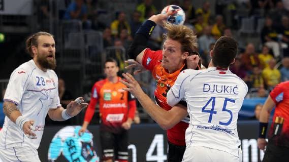 v.li.: Jesper Nielsen (RNL, 36), Darko Dukic (Brest, 45), Zweikampf, Spielszene, Duell, duel, tackle, tackling, Dynamik, Action, Aktion, Handball, Champions League, Rhein-Neckar Löwen - HC Meshkov Brest,