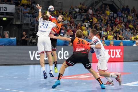 v.li.: Pavel Horak (Brest, 28), Steffen Fäth (RNL, 23), Jesper Nielsen (RNL, 36), Vid Poteko (Brest, 15), Zweikampf, Spielszene, Duell, duel, tackle, tackling, Dynamik, Action, Aktion, Handball, Champions League, Rhein-Neckar Löwen - HC Meshkov Brest,