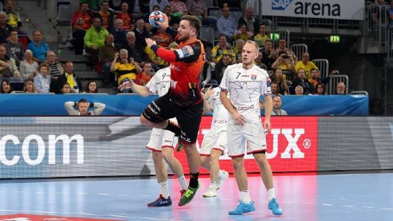 v.li.: Jannik Kohlbacher (RNL, 80), Alexander Shkurinskiy (Brest, 9), Artsiom Kulak (Brest, 7), Sprungwurf, beim Sprungwurf, Action, Aktion, Handball, Champions League, Rhein-Neckar Löwen - HC Meshkov Brest,
