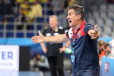 Manuel Cadenas Montanes (Manolo Cadenas, Trainer, Cheftrainer, Brest), gibt Anweisungen, gestikuliert, mit den Armen gestikulieren, gives instructions, gesticulate, Einzelbild, Aktion, Action, Handball, Champions League, Rhein-Neckar Löwen - HC Meshkov Brest,