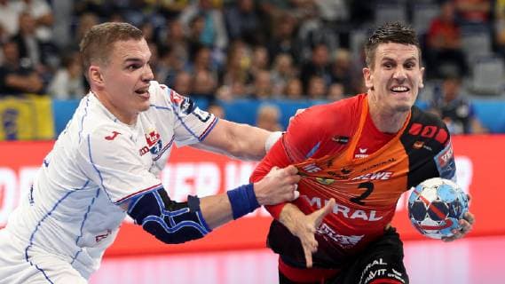 Sport Bilder des Tages v.li.: Vid Poteko (Brest, 15), Andre Schmid (Andy Schmid, RNL, 2), Zweikampf, Spielszene, Duell, duel, tackle, tackling, Dynamik, Action, Aktion, Handball, Champions League, Rhein-Neckar Löwen - HC Meshkov Brest,