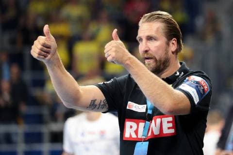 Oliver Roggisch (Sportlicher Leiter, RNL) mit Daumen nach oben, Geste, Gestik, zuversichtlich, optimistisch, Action, Aktion, Einzelbild, Handball, Champions League, Rhein-Neckar Löwen - HC Meshkov Brest,