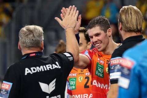 v.li.: Nikolaj Jacobsen (Trainer, Cheftrainer, RNL), Vladan Lipovina (RNL, 5), Oliver Roggisch (Sportlicher Leiter, RNL), jubeln über ein Tor, Jubel, Torjubel, Torerfolg, celebrate the goal, goal, celebration, Jubel ueber das Tor, optimistisch, Action, Aktion, Handball, Champions League, Rhein-Neckar Löwen - HC Meshkov Brest,