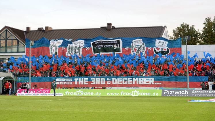 Fußball, Stadiongeschichte SpVgg Unterhaching Fans der SpVgg Unterhaching mit Choreografie vor Spielbeginn, Choreo, Fans, Publikum, Zuschauer, Stimmung, Atmosphäre, Stadion, Fussball, 3. Liga, SpVgg Unterhaching - TSV 1860 München, DFB REGULATIONS PROHIBIT ANY USE OF PHOTOGRAPHS AS IMAGE SEQUENCES AND OR QUASI-VIDEO.