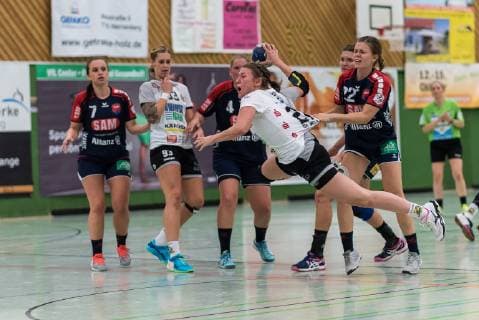 Louisa De Bellis (VfL Waiblingen 21), Marie-Christine Beddies (SG H2Ku Herrenberg Kuties 22), SG H2Ku Herrenberg Kuties vs. VfL Waiblingen Tigers, Handball, 2.Bundesliga, Frauen, HBF, Saison 18 19, 29.09.2018, SG H2Ku Herrenberg Kuties vs. VfL Waiblingen Tigers, Handball, 2.Bundesliga, Frauen, HBF, Saison 18 19, 29.09.2018 Herrenberg Copyright: xEIBNER WolfgangxFrankx EP_WFK