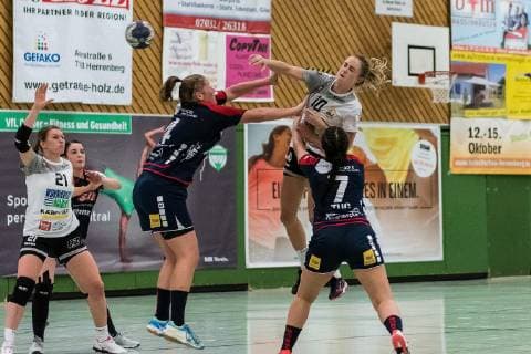 Katrin Schoeder (SG H2Ku Herrenberg Kuties 04), Sinah Hagen (VfL Waiblingen 10), Carolin Tuc (SG H2Ku Herrenberg Kuties 07)hSG H2Ku Herrenberg Kuties vs. VfL Waiblingen Tigers, Handball, 2.Bundesliga, Frauen, HBF, Saison 18 19, 29.09.2018, SG H2Ku Herrenberg Kuties vs. VfL Waiblingen Tigers, Handball, 2.Bundesliga, Frauen, HBF, Saison 18 19, 29.09.2018 Herrenberg Copyright: xEIBNER WolfgangxFrankx EP_WFK