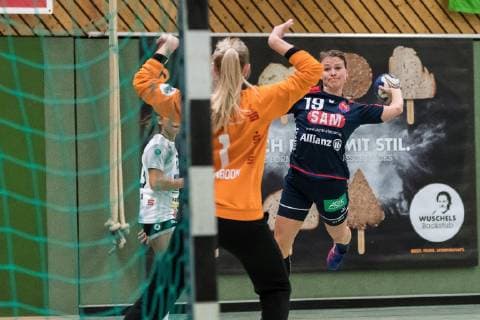 Mandy Hoogenboom (VfL Waiblingen 01), Lisa Gebhard (SG H2Ku Herrenberg Kuties 19), SG H2Ku Herrenberg Kuties vs. VfL Waiblingen Tigers, Handball, 2.Bundesliga, Frauen, HBF, Saison 18 19, 29.09.2018, SG H2Ku Herrenberg Kuties vs. VfL Waiblingen Tigers, Handball, 2.Bundesliga, Frauen, HBF, Saison 18 19, 29.09.2018 Herrenberg Copyright: xEIBNER WolfgangxFrankx EP_WFK
