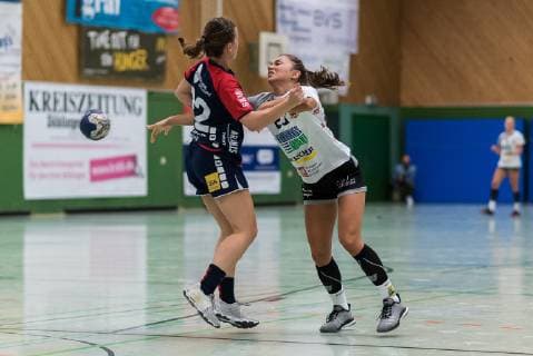 Marie-Christine Beddies (SG H2Ku Herrenberg Kuties 22)h, Simona Nikolvaska (VfL Waiblingen 23), SG H2Ku Herrenberg Kuties vs. VfL Waiblingen Tigers, Handball, 2.Bundesliga, Frauen, HBF, Saison 18 19, 29.09.2018, SG H2Ku Herrenberg Kuties vs. VfL Waiblingen Tigers, Handball, 2.Bundesliga, Frauen, HBF, Saison 18 19, 29.09.2018 Herrenberg Copyright: xEIBNER WolfgangxFrankx EP_WFK