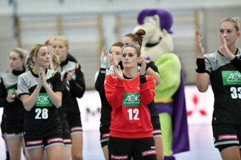 enttaeuscht, frustriert, Emotion nach der Niederlage; Dinah Eckerle (Torfrau Deutschland, SG BBM Bietigheim) (vorne), Franziska Mueller (Deutschland, HSG Blomberg-Lippe) (L) ,GER, Deutschland - Russland Handball, Laenderspiel Nationalmannschaft Frauen, Testspiel, 30.09.2018, ,GER, Deutschland - Russland Handball, Laenderspiel Frauen, 30.09.2018 Nordhausen Copyright: xEIBNER RolandxSippelx EP_RSL