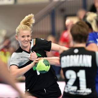 Kim Naidzinavicius (Deutschland, SG BBM Bietigheim) (am Ball) und Daria Dmitrieva (Russland) (R) ,GER, Deutschland - Russland Handball, Laenderspiel Nationalmannschaft Frauen, Testspiel, 30.09.2018, ,GER, Deutschland - Russland Handball, Laenderspiel Frauen, 30.09.2018 Nordhausen Copyright: xEIBNER RolandxSippelx EP_RSL