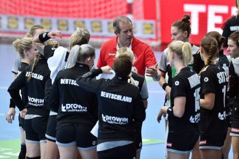 Henk Groener (Bundestrainer Frauen Handballnationalmannschaft) (M) in einer Auszeit mit dem Team, Kim Naidzinavicius (Deutschland, SG BBM Bietigheim) (vorne, M) ,GER, Deutschland - Russland Handball, Laenderspiel Nationalmannschaft Frauen, Testspiel, 30.09.2018, ,GER, Deutschland - Russland Handball, Laenderspiel Frauen, 30.09.2018 Nordhausen Copyright: xEIBNER RolandxSippelx EP_RSL