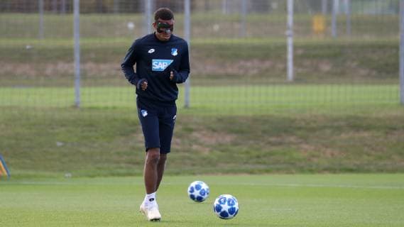 Kevin Akpoguma (Hoffenheim, 25), am Ball, Spielszene, Freisteller, Ganzkörper, Einzelbild, Aktion, Action, mit Maske, Gesichtsmaske, Gesichtsschutz, Fussball, UEFA Champions League, Abschlusstraining TSG 1899 Hoffenheim,