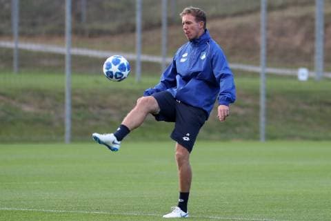 Julian Nagelsmann (Trainer, Cheftrainer, Hoffenheim), am Ball, Spielszene, Freisteller, Ganzkörper, Einzelbild, Aktion, Action, Fussball, UEFA Champions League, Abschlusstraining TSG 1899 Hoffenheim,