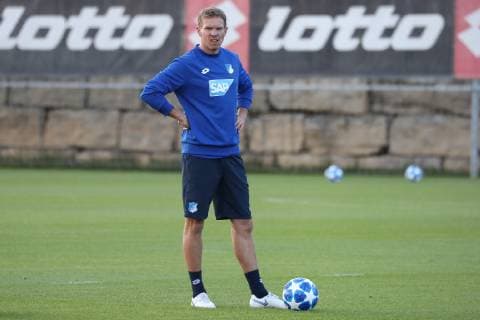 Julian Nagelsmann (Trainer, Cheftrainer, Hoffenheim), am Ball, Spielszene, Freisteller, Ganzkörper, Einzelbild, Aktion, Action, nachdenklich, besorgt, pessimistisch, Fussball, UEFA Champions League, Abschlusstraining TSG 1899 Hoffenheim,