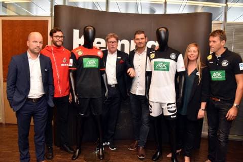 Thomas Zimmermann, DHB-Direktor Marketing, l-r, Jonas Hector , Fussballspieler , Harald Toni Schumacher, ehemaliger deutscher Fußballtorwart, Henning Fritz, ehemaliger deutscher Handballtorwart , Melanie Steinhilber, Geschäftsführerin der uhlsport GmbH und Christian Prokop, Trainer der Handball-Nationalmannschaft am 02.10.2018 in Köln bei der Vorstellung des neue Trikot der deutschen Handball Nationalmannschaft für die Handball WM 2019 durch Kempa und dem Deutschen Handballbund DHB.